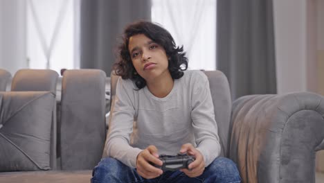 Gelangweilter-Indischer-Junge,-Der-Videospiele-Auf-Dem-Controller-Spielt