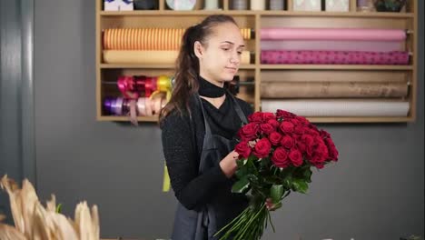 Perfekter-Strauß-Roter-Rosen-Vom-Professionellen-Floristen:-Junge-Attraktive-Floristin-Arrangiert-Einen-Strauß-Wunderschöner-Roter-Rosen