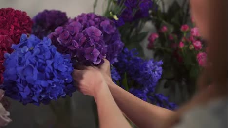 Rückansicht-Einer-Nicht-Wiederzuerkennenden-Floristen-Geschäftsinhaberin,-Die-In-Ihrem-Foto-Blumenarrangements-Mit-Frischem-Blumenarrangement-Vorbereitet