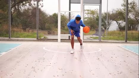 Junger-Afroamerikaner,-Der-Draußen-Basketball-übt.-Zeitlupenaufnahme