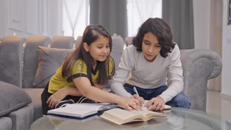 Glückliche-Indische-Geschwister,-Die-Zu-Hause-Gemeinsam-Lernen-Und-Lernen