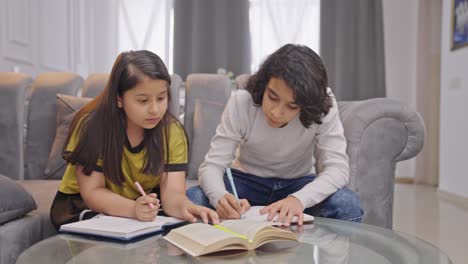 Indische-Geschwister-Lernen-Und-Lernen-Gemeinsam-Zu-Hause