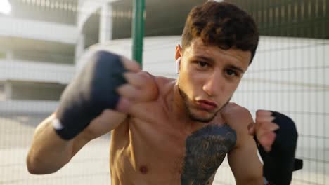 Boxeador-Practicando-Golpes-Frente-A-La-Cámara-Al-Aire-Libre