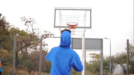 Junger-Afroamerikaner-Spielt-Auf-Der-Straße-Basketball-Und-Wirft-Erfolglos-Einen-Ball-In-Den-Korb.-Zeitlupenaufnahme