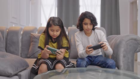 Indian-kids-playing-online-games-in-their-mobile-phones