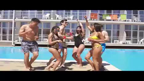 Felices-Jóvenes-Amigos-Alegres-En-Bikini-Y-Trajes-De-Baño-Bailando,-Bebiendo-Cócteles-Y-Divirtiéndose-Junto-A-La-Piscina-De-La-Villa