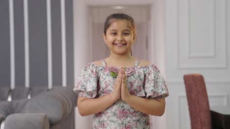 Höfliches-Indisches-Mädchen,-Das-Namaste-Macht-Und-Grüßt