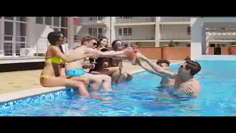 Fröhliche-Gruppe-Junger-Freunde,-Die-Im-Sommer-Bei-Cocktails-Am-Pool-Sitzen-Und-Sich-Unterhalten.-Prost.-Schwimmbad