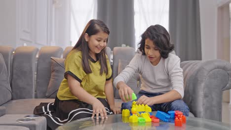 Niños-Indios-Jugando-Usando-Bloques-De-Construcción-Coloridos-O-Legos