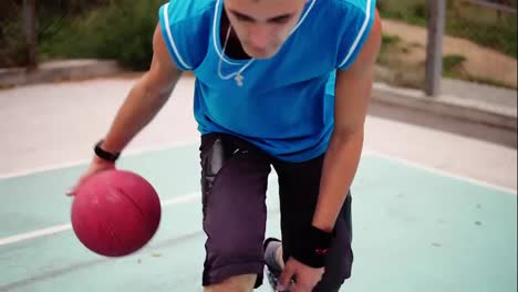Nahaufnahme-Eines-Jungen-Mannes,-Der-Draußen-Basketball-übt.-Zeitlupenaufnahme