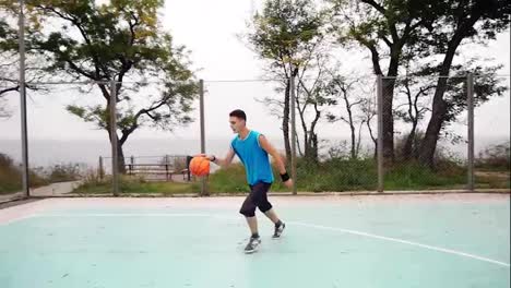 Junger-Mann-Wirft-Erfolgreich-Basketball-Auf-Dem-Platz-Im-Park,-Zeitlupenaufnahme