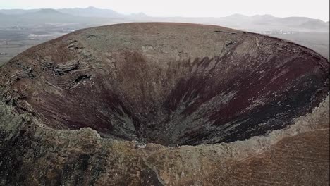 Luftaufnahmen-Aus-Der-Vogelperspektive-Des-Vulkankraters-Calderon-Hondo-Sind-Ein-Etwa-Kreisförmiges-Loch-Im-Boden,-Das-Durch-Vulkanausbrüche-Entstanden-Ist