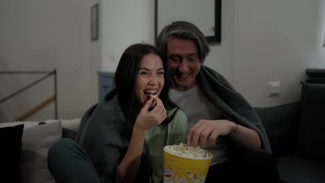 Lächelndes-Paar-Isst-Popcorn-Und-Schaut-Sich-Gemeinsam-Einen-Film-An