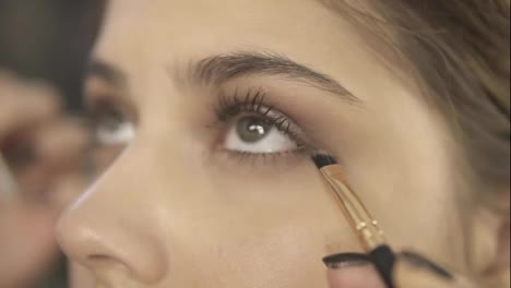 Close-Up-view-of-professional-makeup-artist's-hands-using-makeup-brush-to-apply-eye-shadows.-Slow-Motion-shot
