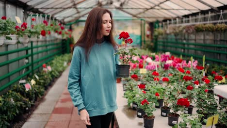 Junge-Frau-Kauft-Zierpflanzen-Auf-Einem-Floristischen-Gewächshausmarkt-Ein