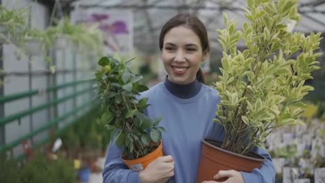 Frauen-Kaufen-Gerne-Pflanzen-Auf-Dem-Markt,-Sie-Liebt-Lebende-Pflanzen-Und-Geht-Mit-Zwei-Töpfen-Spazieren
