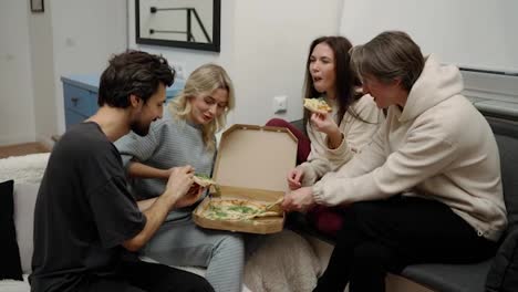 Doppeldate.-Glückliche-Männliche-Und-Weibliche-Freunde,-Die-Zu-Hause-Köstliche-Pizza-Essen