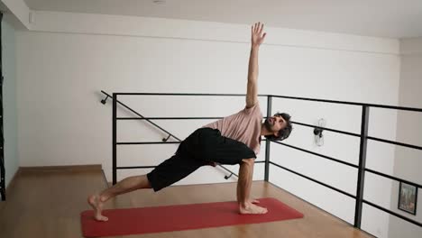 Entrenamiento-Maestro-De-Yoga-Sobre-Alfombra-Roja-En-Un-Apartamento-Moderno