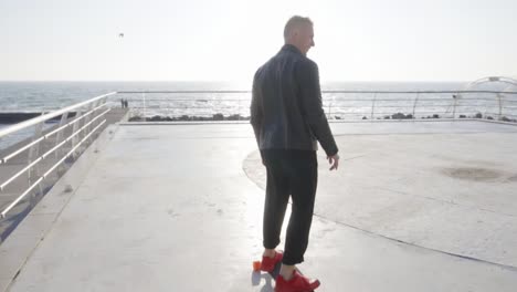 Cooler-Typ-Auf-Seinen-Longboard-Skates-Am-Meer