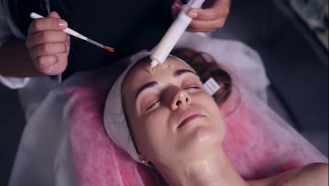 Carboxytherapy-for-young-woman-in-professional-spa-salon.-Young-woman-is-lying-on-the-couch-while-professional-cosmetologist-is