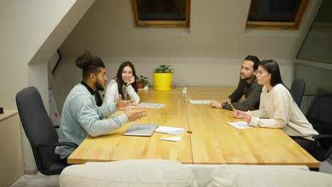 Ein-Team-Von-Unternehmern,-Die-Am-Konferenztisch-Sitzen,-Diskutieren,-Lösen-Probleme