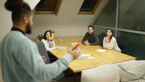 Team-Von-Unternehmern-Sitzt-Am-Konferenztisch-Und-Hört-Dem-Redner-Zu,-Zeitlupe