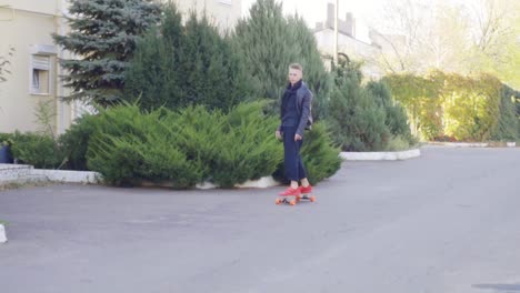 Cooler-Junger-Mann-In-Lederjacke,-Der-Auf-Seinem-Longboard-Skatet