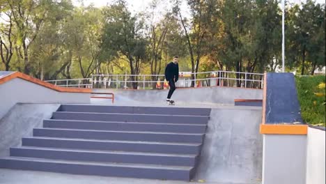 Patinador-Hipster-Saltando-Las-Escaleras-En-El-Skatepark.-Tiro-En-Cámara-Lenta