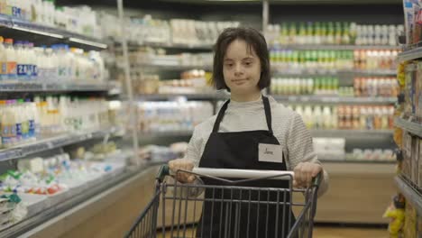 Filialmitarbeiter-Mit-Down-Syndrom-Schiebt-Einkaufswagen-In-Einem-örtlichen-Supermarkt,-Zeitlupe