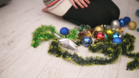 Junge-Glückliche-Frau-Schmückt-Einen-Weihnachtsbaum,-Nimmt-Einen-Silbernen-Stern-Und-Hängt-Ihn-An-Die-Spitze-Des-Baumes.-Zeitlupenaufnahme