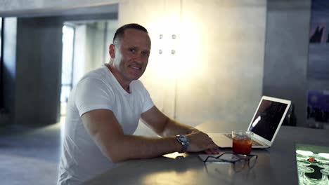 Smiling-businessman-working-on-laptop-computer-at-home-office.-Male-professional-typing-on-laptop-keyboard-at-office-workplace