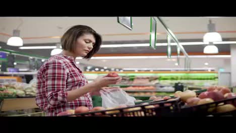 Hermosa-Mujer-Comprando-Manzanas-Rojas-En-El-Supermercado