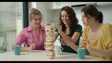 Freunde-Spielen-Gemeinsam-Jenga-Bei-Kaffee-In-Der-Küche