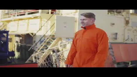 Hafenarbeiter-In-Orangefarbener-Uniform-Läuft-Auf-Dem-Frachthafengelände.-Zeitlupe