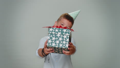 Kleinkind-Kleinkind-Junge-Präsentiert-Geburtstagsgeschenkbox-Angebot-Verpackt-Geschenk-Karrierebonus-Feiern