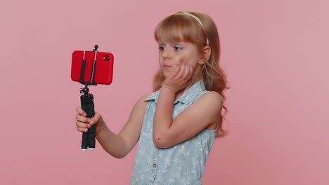 Kinderbloggerin-Macht-Ein-Selfie-Auf-Dem-Smartphone-Und-Kommuniziert-Online-Per-Videoanruf-Mit-Abonnenten