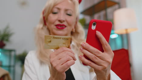 Glückliche-Shopaholic-ältere-Großmutter,-Die-Online-Mit-Kreditkarte-Bezahlt,-Bestellung-Aufgibt