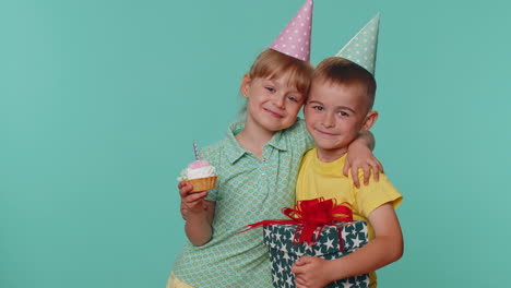 Niños-Felices-Niño-Niña-Hermanos-Amigos-Celebrando-Cumpleaños-Soplando-Velas-En-El-Pastel-Pidiendo-Un-Deseo