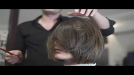 Professioneller-Friseur-Mit-Pinsel-Nach-Dem-Haarschnitt.-Junge-Frau-Lässt-Sich-Im-Friseursalon-Die-Haare-Frisieren.-Friseur-Mit-A
