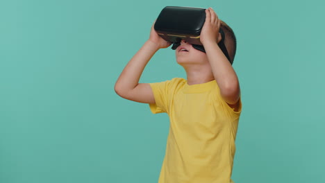 Kleiner-Kleinkind-Junge,-Der-Die-VR-Headset-Helm-App-Verwendet,-Um-Ein-Simulations-Virtual-Reality-Spiel-Zu-Spielen