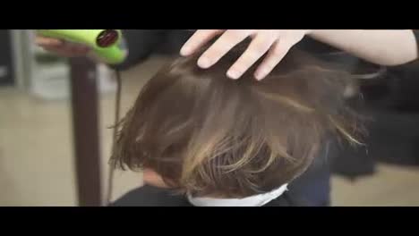 Professioneller-Friseur,-Der-Nach-Dem-Haarschnitt-Einen-Haartrockner-Verwendet.-Junge-Frau-Im-Schönheitssalon