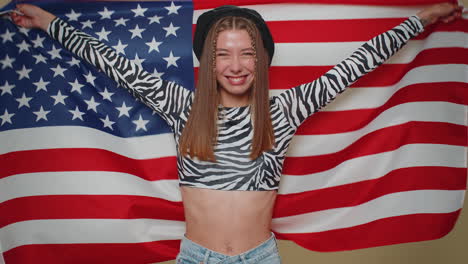 Schöne-Junge-Frau-Winkt-Und-Wickelt-Sich-In-Die-Amerikanische-Flagge,-Feiert-Menschenrechte-Und-Freiheiten