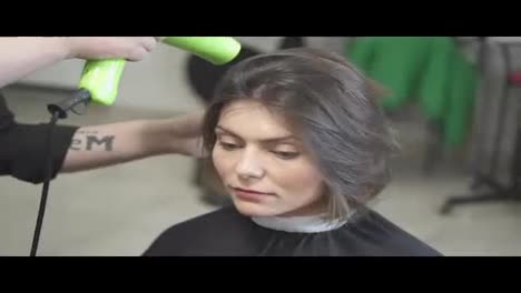 Professioneller-Friseur,-Der-Nach-Dem-Haarschnitt-Einen-Haartrockner-Verwendet.-Junge-Frau-Im-Schönheitssalon