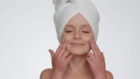 Hübsches-Junges-Mädchen,-Das-Reinigende,-Feuchtigkeitsspendende-Gesichtscreme-Aufträgt,-Natürliche-Hautpflege-Cremekosmetik