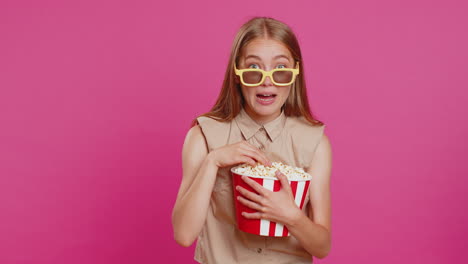 Frau-Mit-3D-Brille-Isst-Popcorn-Und-Schaut-Sich-Interessante-Fernsehserien,-Sportspielfilme-Oder-Online-Filme-An