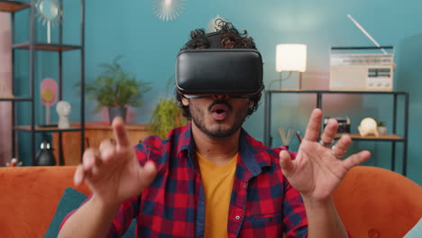 Mann-Nutzt-Virtual-Reality-Headset-Mit-Futuristischer-Technologie,-Um-Zu-Hause-Ein-Simulations-3D-Videospiel-Zu-Spielen