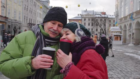 Senior-Frau-Ehemann-Touristen-Trinken-Aus-Tassen-Und-Genießen-Heißen-Tee-Auf-Der-Zentralen-Straße-Der-Stadt