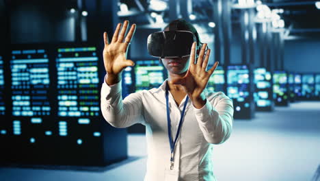 Woman-using-VR-in-data-center