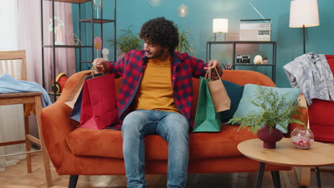 Ein-Glücklicher-Indischer-Shopaholic-Verbraucher-Kam-Nach-Dem-Online-Shopping-Verkauf-Mit-Taschen-Zu-Hause-Nach-Hause