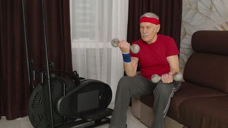Älterer-Großvater-Macht-Gewichtheben-Hanteln-Training-Und-Aufwärmübungen-Im-Zimmer-Zu-Hause